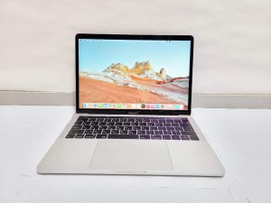 Macbook Pro 2019 / Chip i5 / Ram 8GB / SSD 256GB / Iris Plus Graphics 655 / 13.3 inch 2K .
