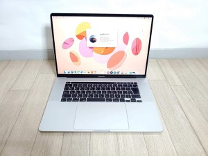 Macbook Pro 2019 / Core i7 / Ram 16GB / SSD 512GB / AMD Radeon Pro 5500M / 16 inch 3K Retina .